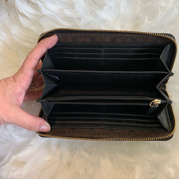 Coach Wallet - Picture 6 of 7